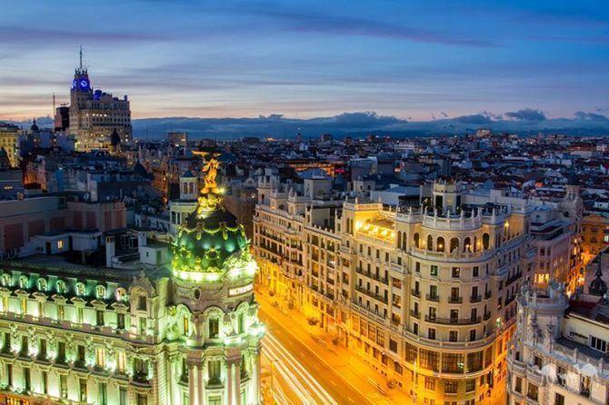 gran-via-y-edificio-metropolis-al-atardecer.jpg